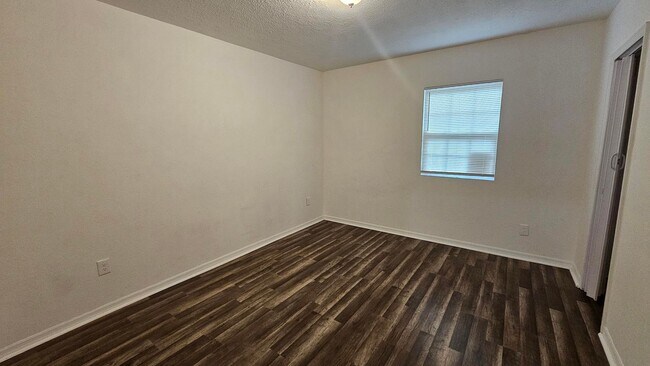 Foto del edificio - 1354 Crestwood St