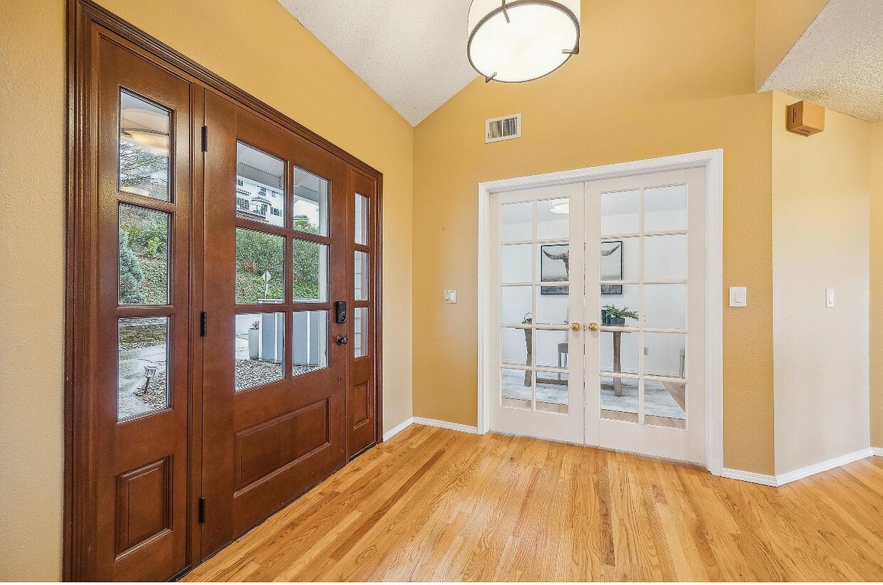 Primary Photo - 213 Hidalgo St