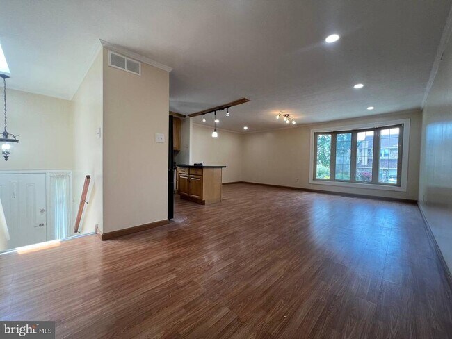 Building Photo - 10237 Dedaker St