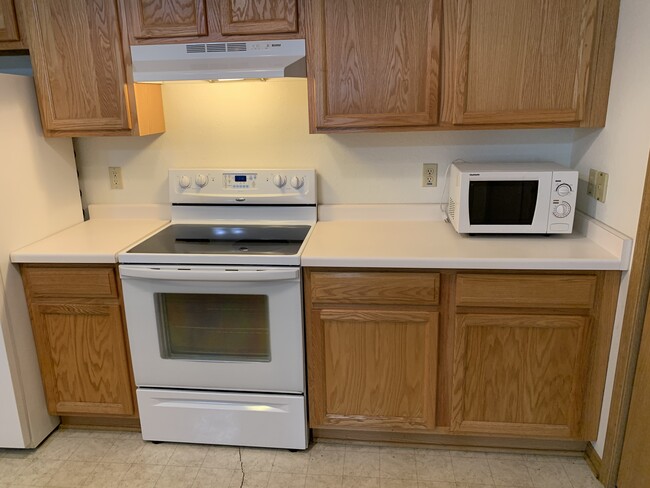 Electric flat top stove - 8055 Lexington Pl