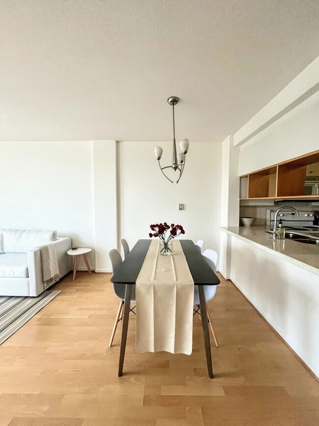 Building Photo - 1979 Yew St