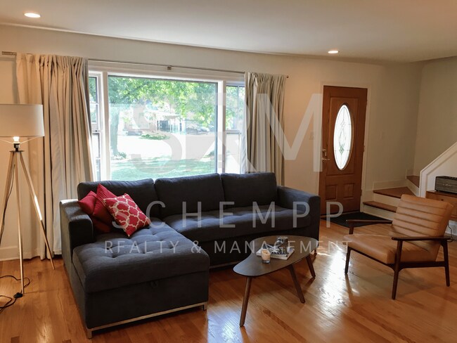 Building Photo - Updated 4BR with two living spaces in Hikes Point **Available Now**