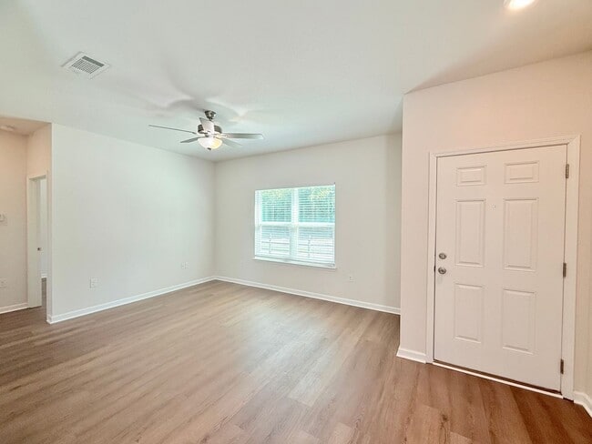Building Photo - Spacious 2-Bedroom Duplex