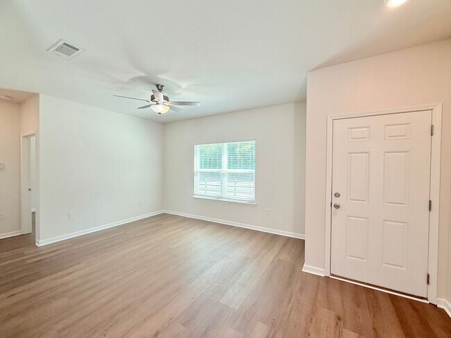 Foto del edificio - Spacious 2-Bedroom Duplex