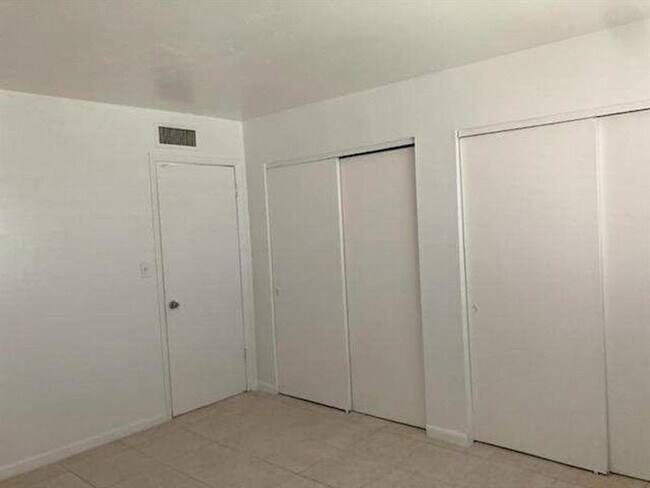 Building Photo - 515 S Sequoia Dr