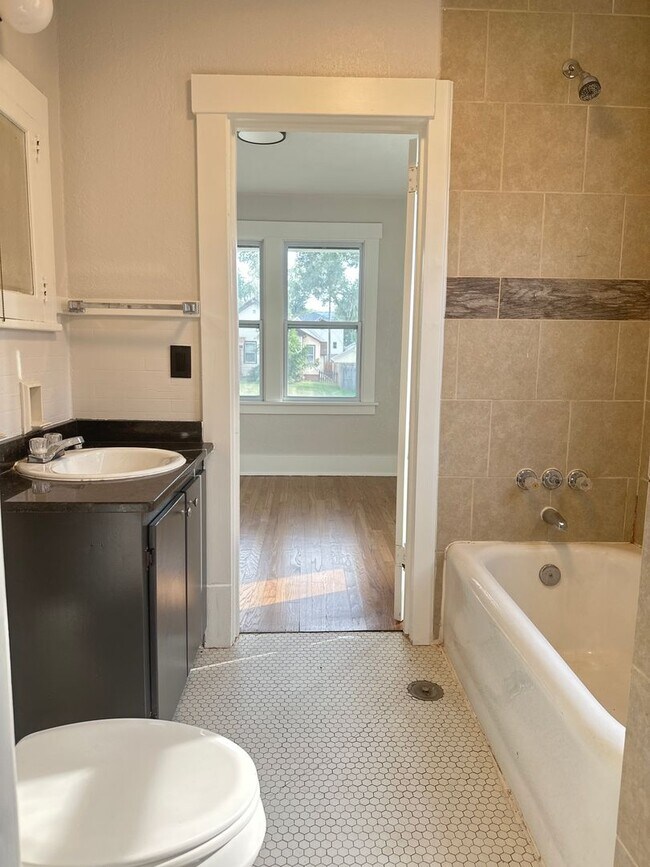 Foto del edificio - Corner Lot 2 bed 2 bath w 1 car Garage!