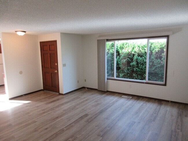 Foto del edificio - Spacious Two Bedroom Duplex