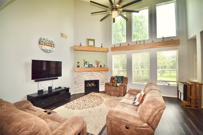 Foto del edificio - 10403 Village Lake Dr
