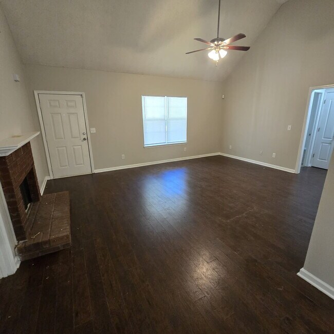 Building Photo - "Charming 4-Bed Oasis with Granite Countertops on Pebble Creek Drive, McDonough!"
