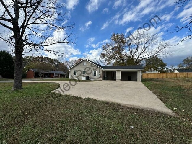 Building Photo - Newly renovated 3 bedroom 2 bath home in C...