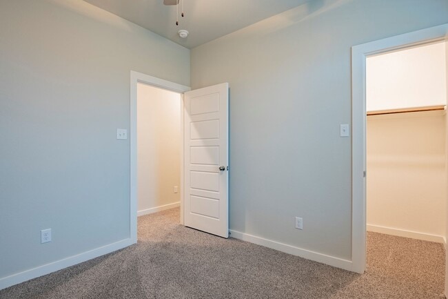 Building Photo - AVAILABLE NOW! GORGEOUS 3 BEDROOM FOUR PLE...