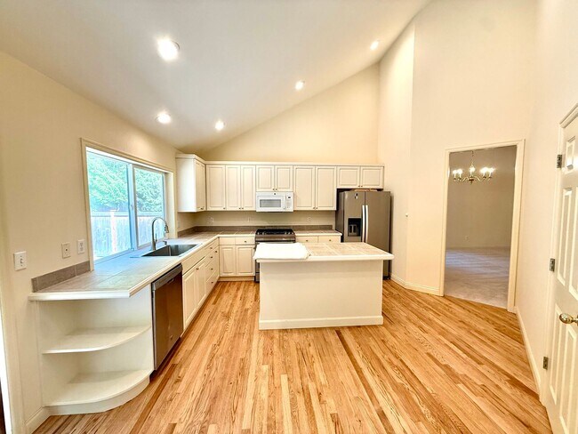 Building Photo - Lovely, Quiet 3 bedroom Single Family