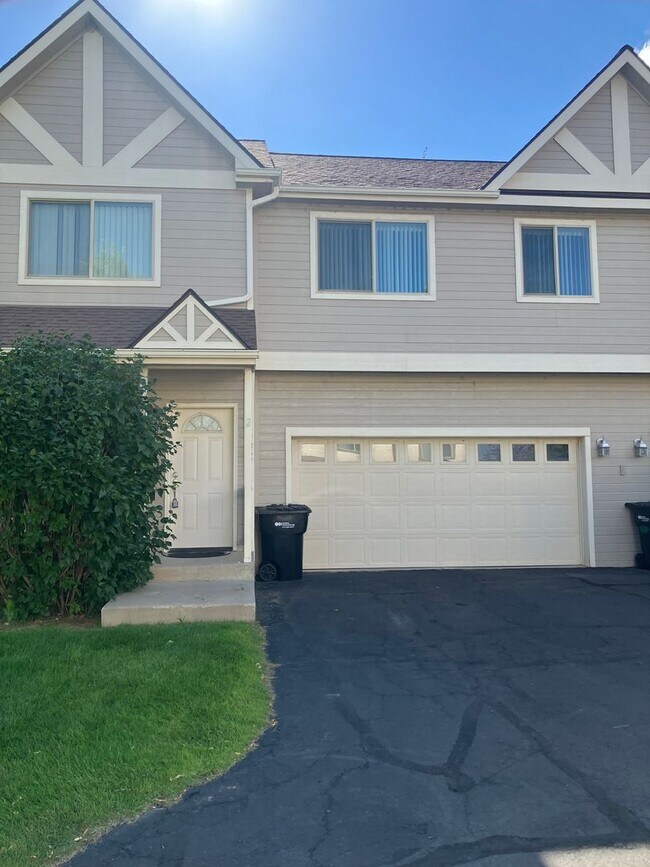 Foto del edificio - 3 Bedrooms 2.5 Baths with A/C!!!