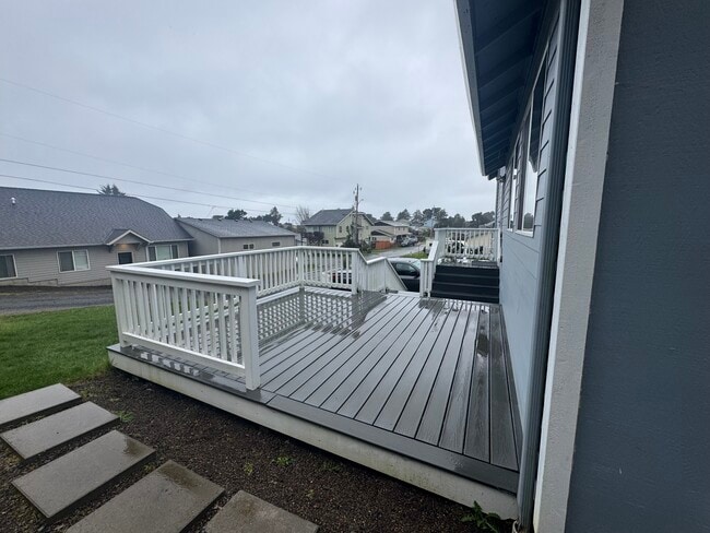 Large trex deck facing ocean - 5446 NW Rhododendron St