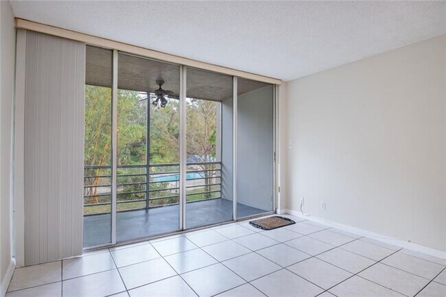 Foto del edificio - 9410 Live Oak Pl