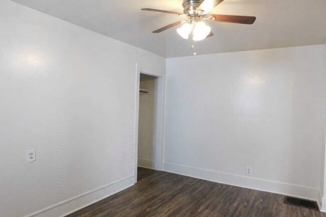 Building Photo - [00203T]