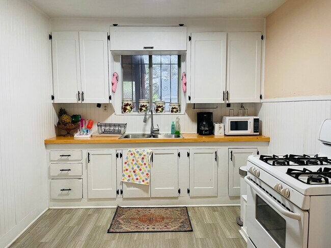 Foto del edificio - 820 N Chandler Dr