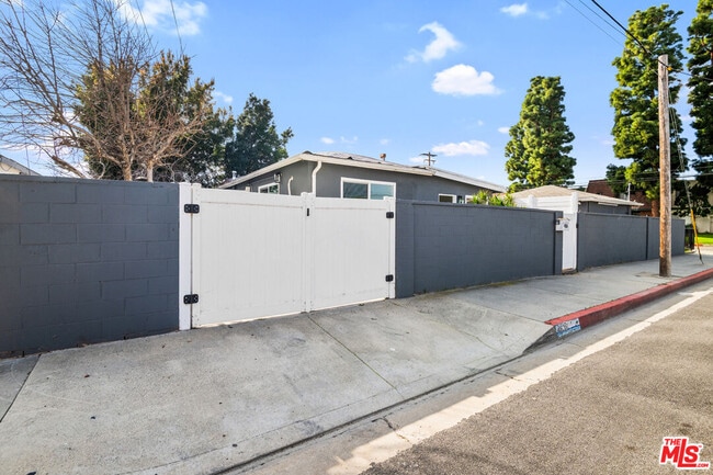 Building Photo - 14808 S Condon Ave