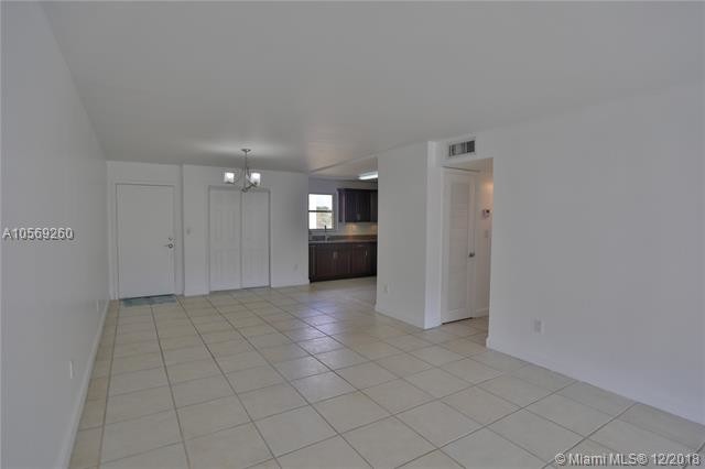 Building Photo - 9180 Fontainebleau Blvd