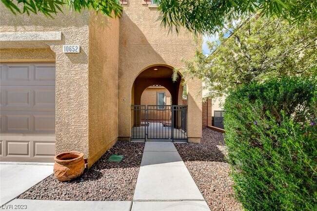 Building Photo - 10652 Mt Jefferson Ave