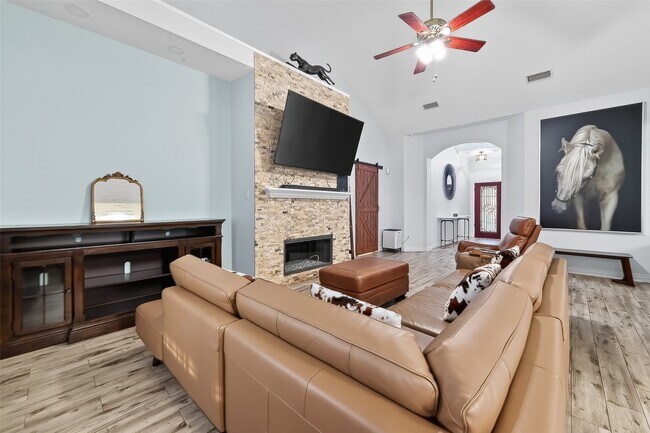 Foto del edificio - 6730 Oakleaf Trail Ln