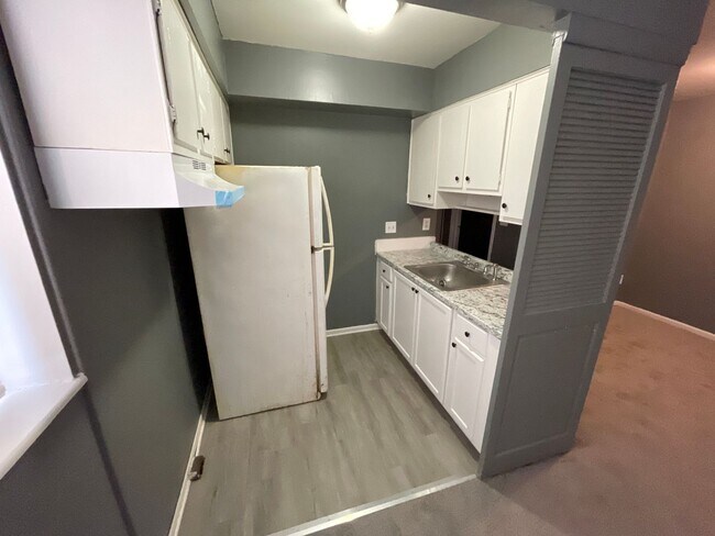 Building Photo - WELCOME HOME!!!!! WATER & HEAT INCLUDED!!!...