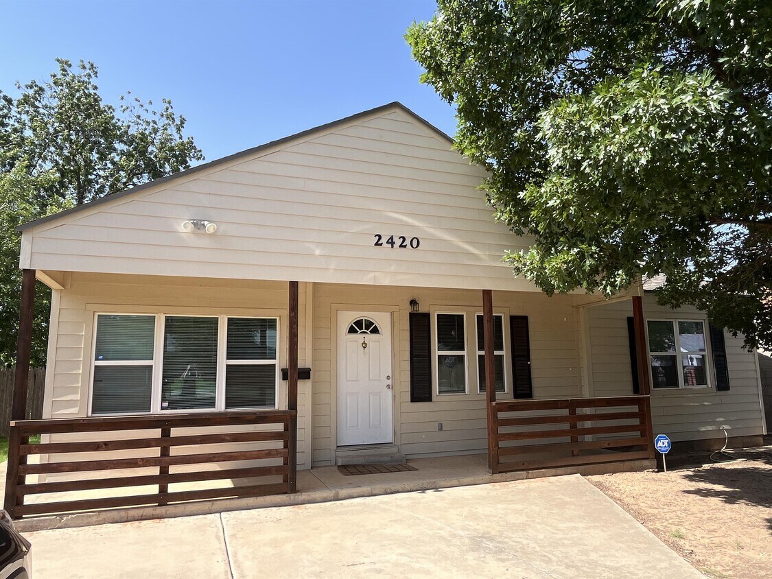 Foto principal - 2420 26th St