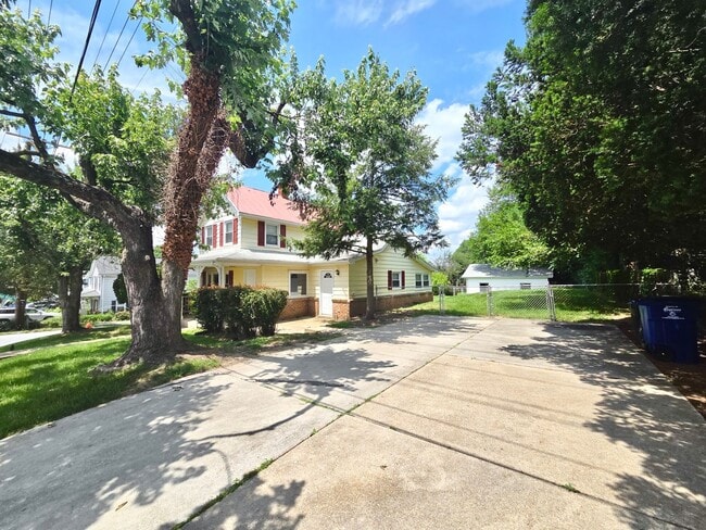 Building Photo - Gorgeous 3 BR/1.5 BA Single-Family Home in...