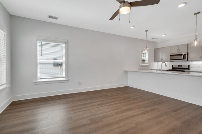 Foto del edificio - Spacious 2-Bedroom Home with Bonus Room