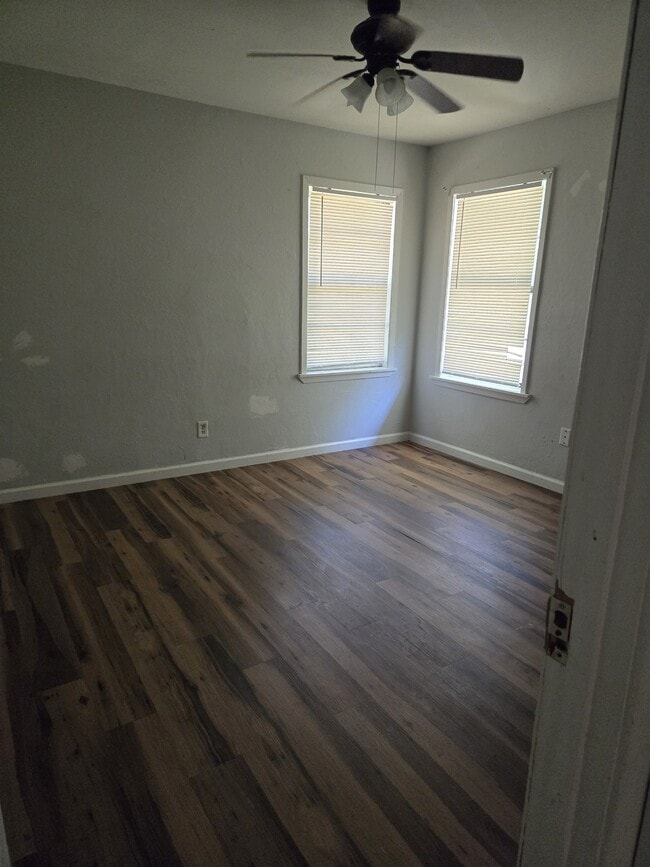 BR3 w/walk in closet - 900 E 27th St