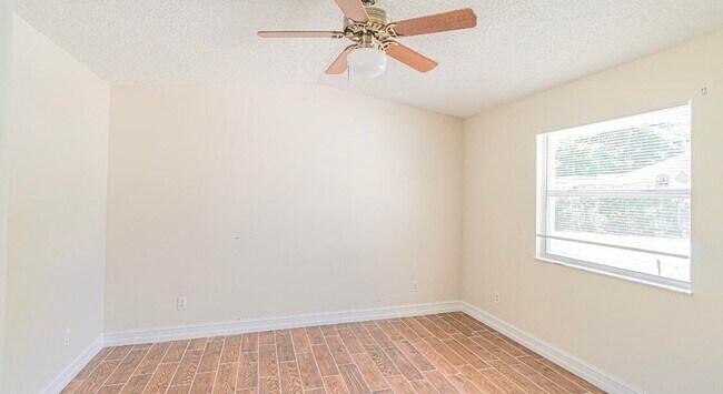 Building Photo - 422 NE Armory Cir