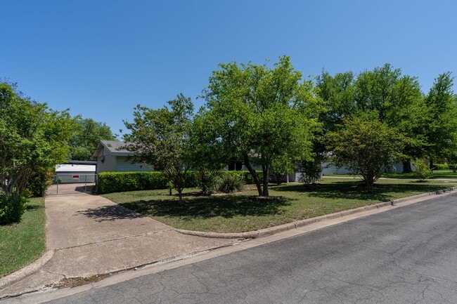 Building Photo - 725 Bellaire Dr