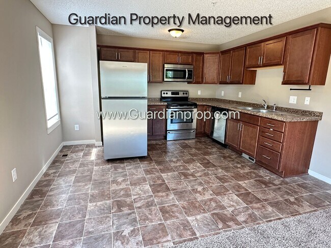 Foto del edificio - Champlin Corner Unit Town Home, 2 Car Garage, Dishwasher, Washer/Dryer, Balcony