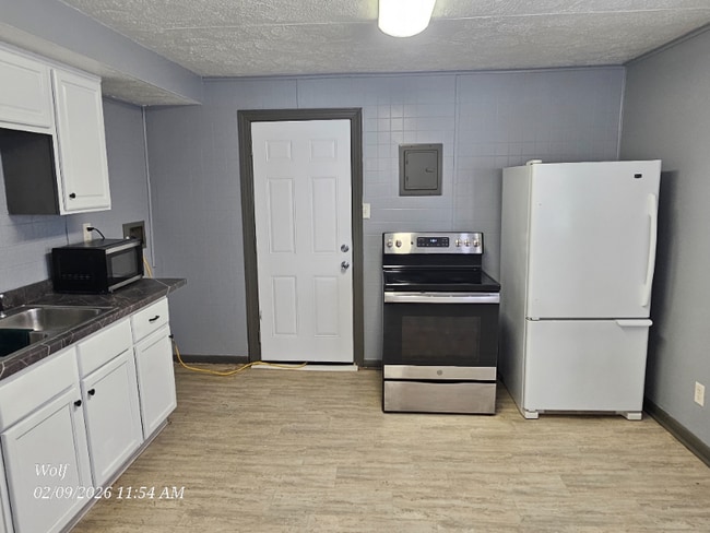 Building Photo - 2102 W Forest Dr