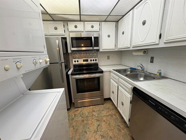 Building Photo - 120 Cypress Club Dr