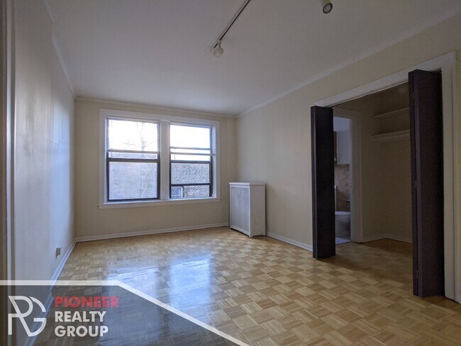Foto del edificio - 739 W Belmont Ave
