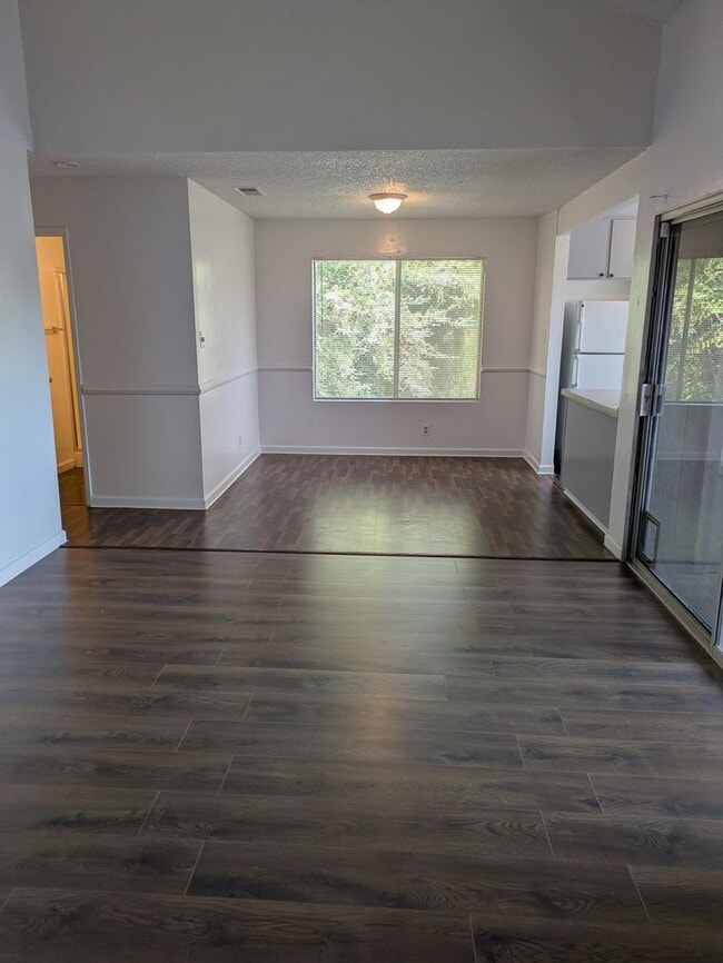 Building Photo - Beautiful Upper-Level Two-Bedroom  Two-Bat...