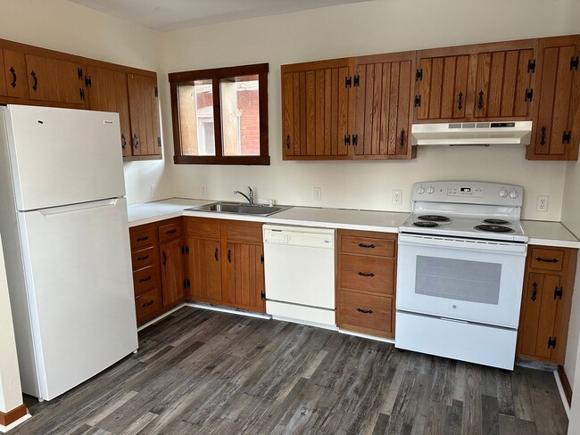 Building Photo - 420 W 22nd St