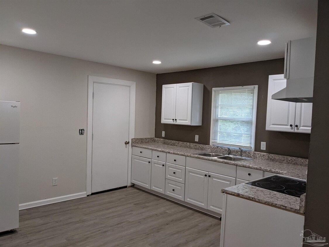 Foto principal - 8320 Binkley St