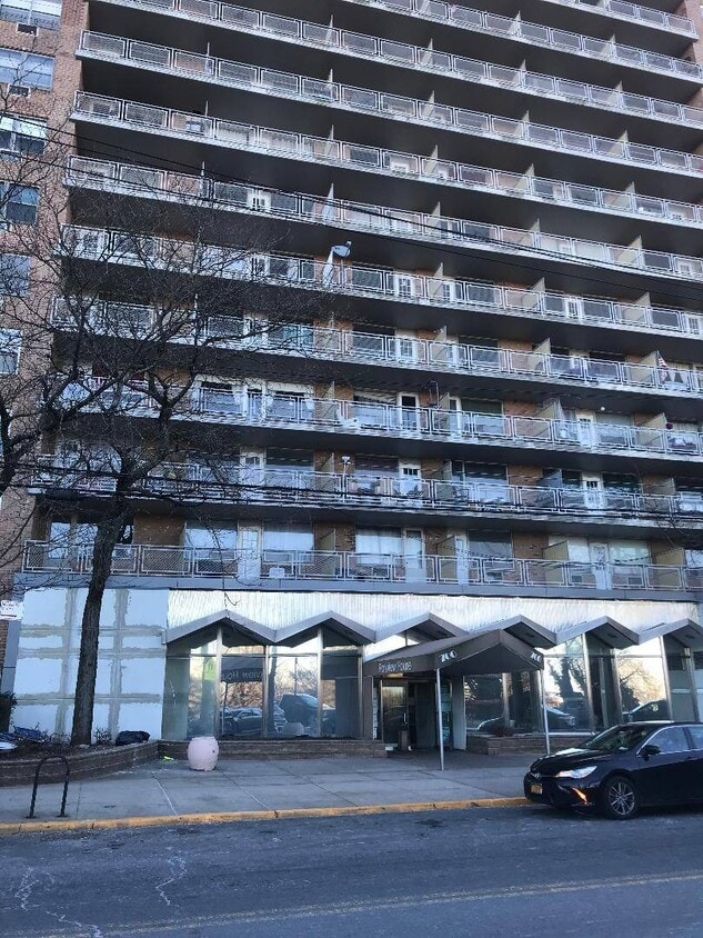 Primary Photo - 700 Victory Blvd