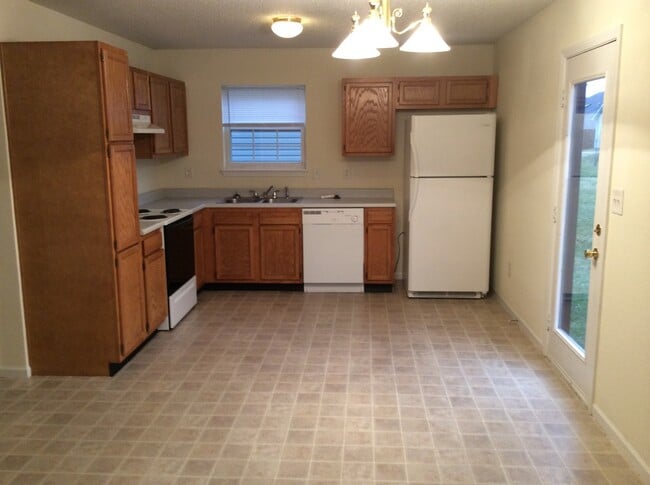 Building Photo - Avon - 4 BR home!