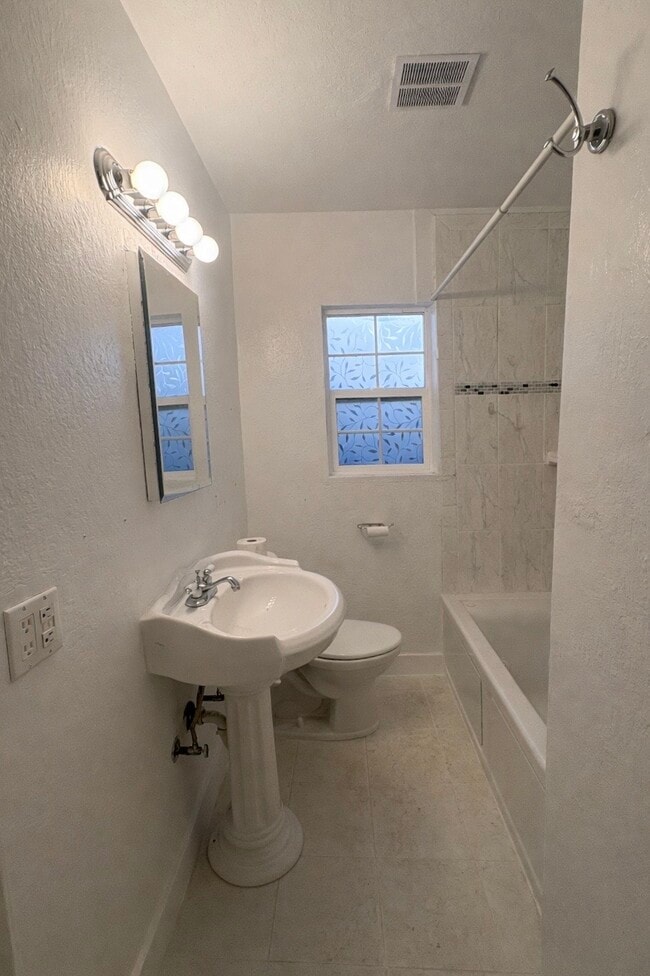 Foto del edificio - 11750 Jones St