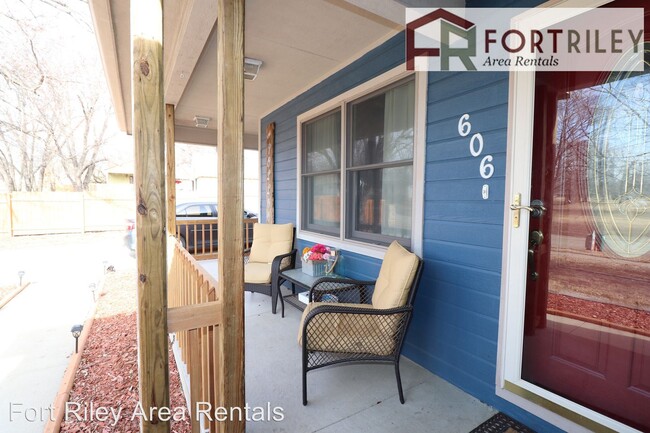 Foto del edificio - 4 br, 2 bath House - 606 Cedar St