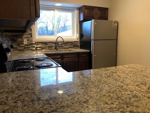 Foto del edificio - 447 E 192nd St