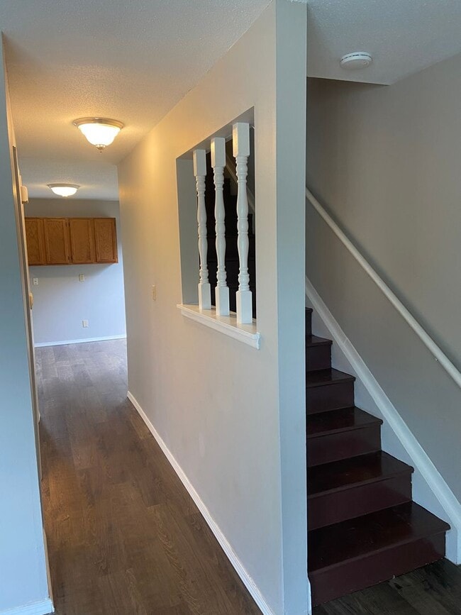 Building Photo - Spacious 2 Bedroom, 1.5 Bath Duplex for Rent!