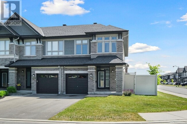 Building Photo - 799 Cairn Cres