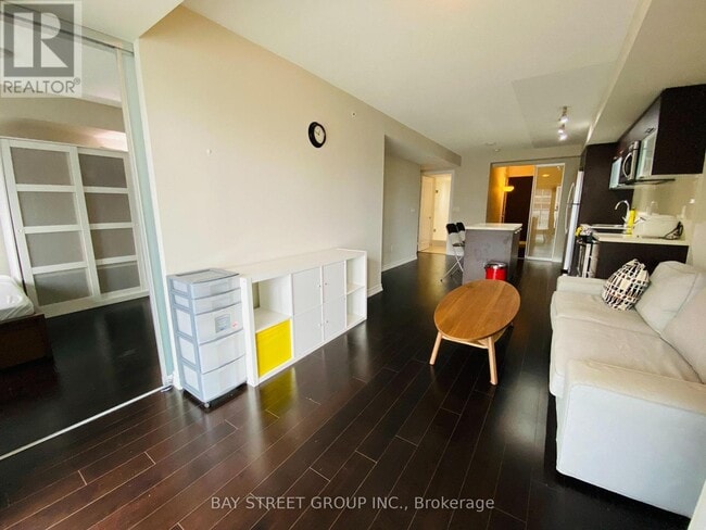 Building Photo - 386 Yonge St