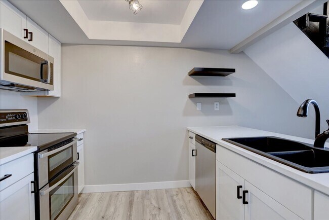 Foto del edificio - Stunning Top-Floor End Unit with Vaulted Ceilings and Modern Finishes