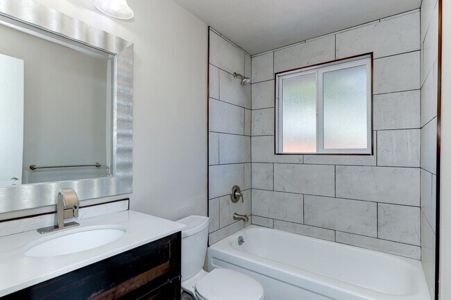 Foto del edificio - Beautifully Renovated 2 Bed, 1 Bath Townhouse – Available July 1st!