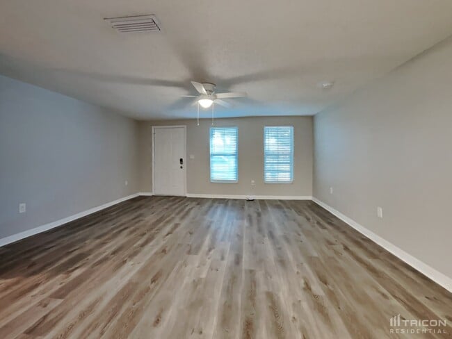 Building Photo - 6521 Bonnie Bay Cir N